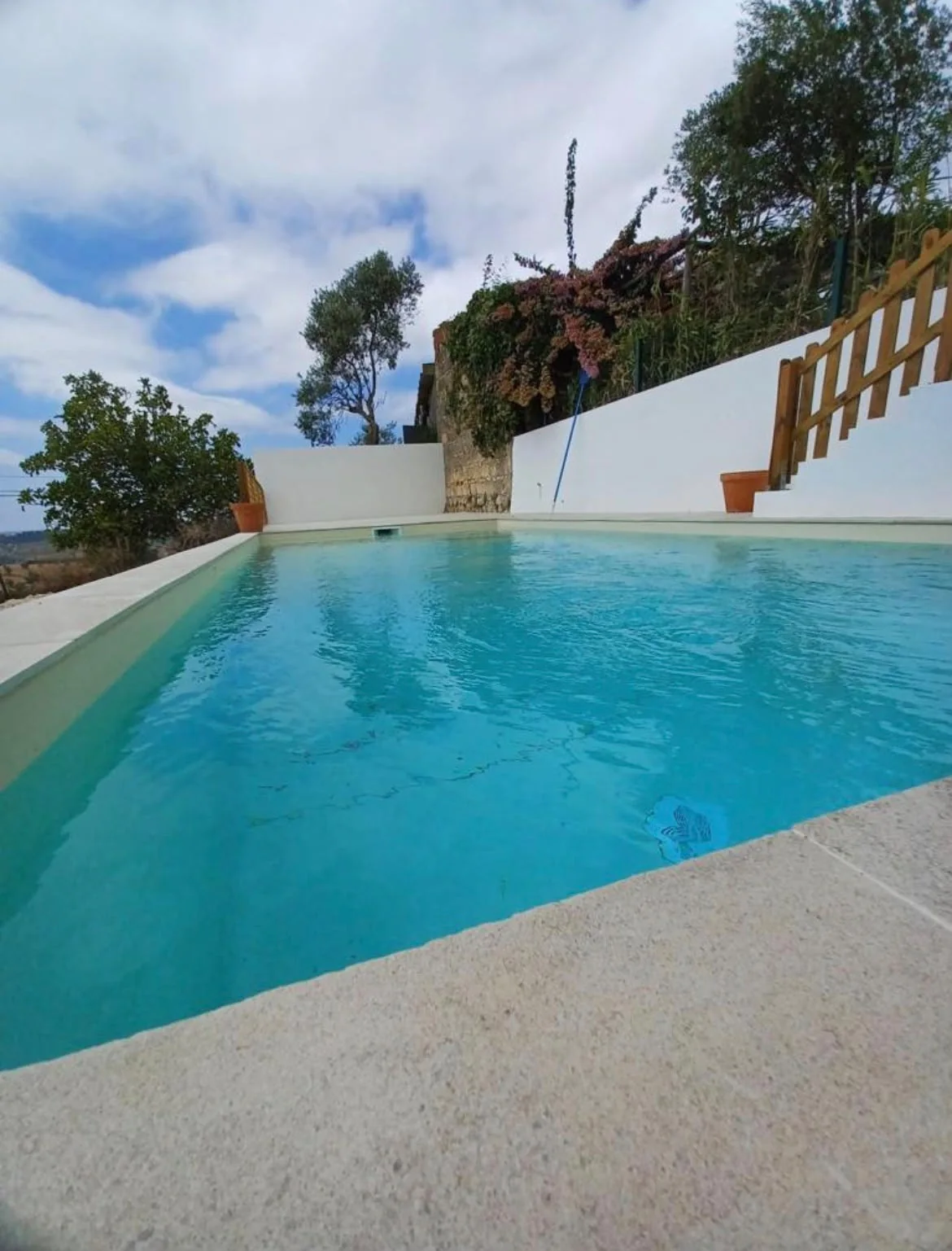 Piscina exterior e enquadramento paisagístico
